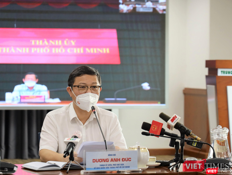 Phó Chủ tịch UBND TP.HCM Dương Anh Đức trao đổi thông tin về tình hình dịch bệnh. Ảnh: TTBC
