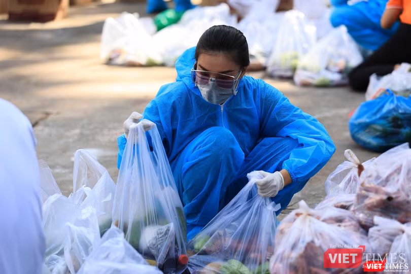 Á hậu Kim Duyên chuẩn bị từng gói thực phẩm Á hậu Kim Duyên chuẩn bị từng gói thực phẩm