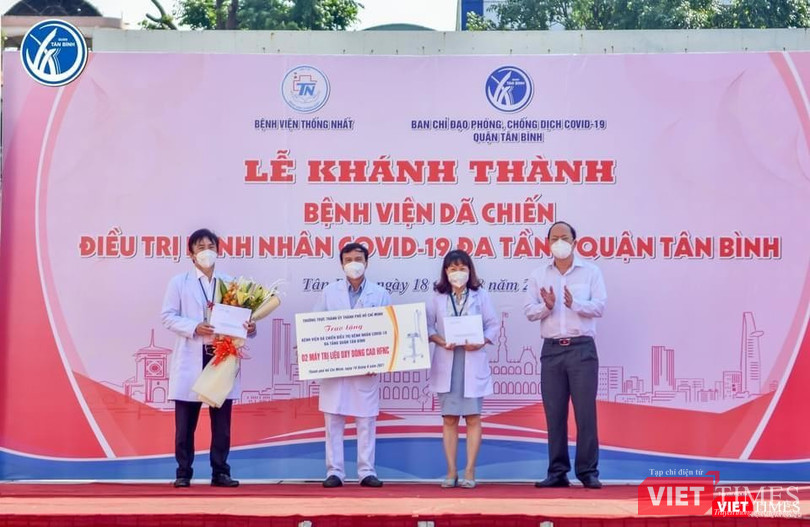 Lãnh đạo Thành ủy TP.HCM trao tặng máy thở cho Bệnh viện Dã chiến đa tầng Tân Bình