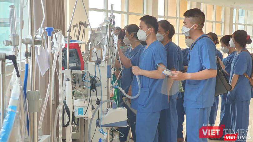 Hỗ trợ kết nối giữa bệnh nhân và người nhà tại Khu Điều trị COVID-19 ở Bệnh viện Đại học Y Dược TP.HCM