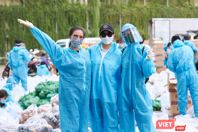 Chung tay cùng nhau vượt qua giai đoạn khó khăn này Chung tay cùng nhau vượt qua giai đoạn khó khăn này