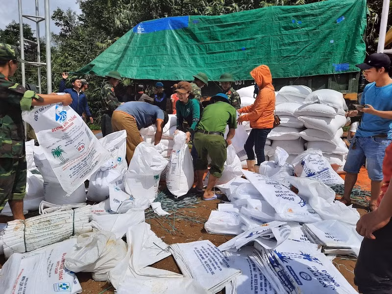 Khoảng 50 tấn hàng sẽ được tập kết, gửi vào bên trong tiếp tế người dân. Ảnh- AK