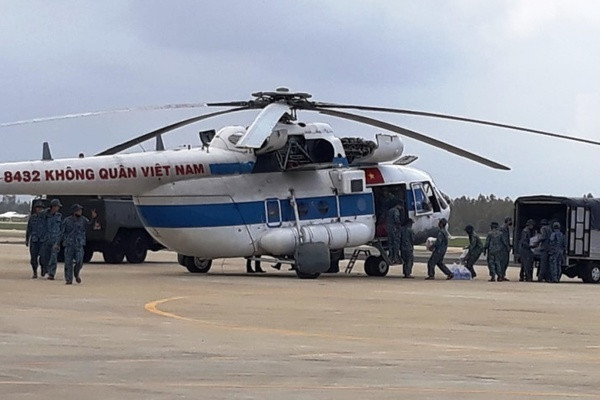 Hàng hoá được đưa lên máy bay trực thăng
