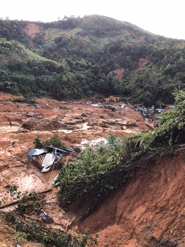 Nhà của cô giáo Dung giờ bị vùi trong đống đổ nát này. Căn nhà vừa được dựng, vợ chồng cô Dung chưa một ngày nào được ở trong nhà mới. Ảnh- H.V.P