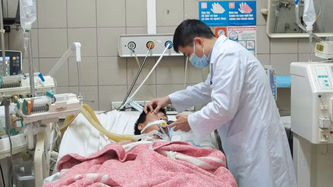 Cấp cứu bệnh nhân ngộ độc (Ảnh: Trung tâm Chống độc BV Bạch Mai)