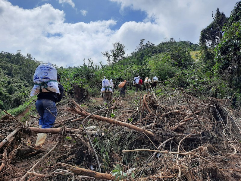 Cõng hàng vào tiếp tế cho Phước Lộc, Phước Sơn - Ảnh: AK