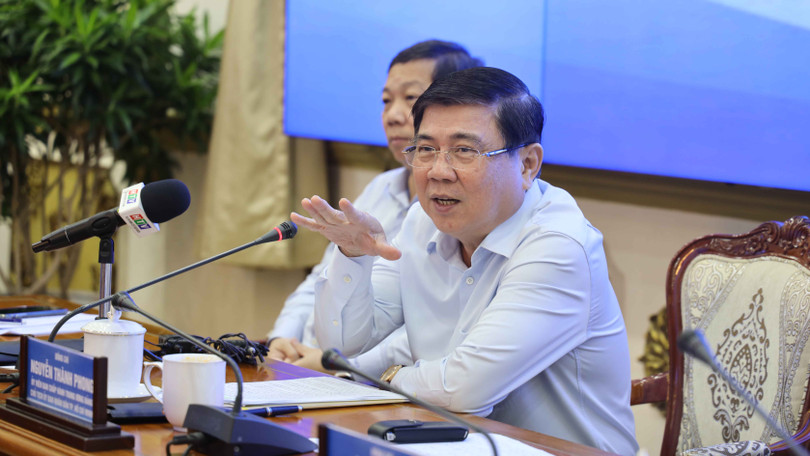 Chủ tịch UBND Nguyễn Thành Phong chỉ đạo cuộc họp báo chiều 3/11 (Ảnh: TTBC) 