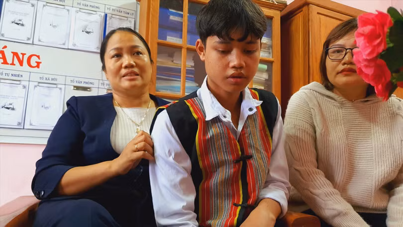 Cô hiệu trưởng Phạm Thị Thứ (ngoài cùng bên trái), học sinh Hồ Văn Lan (ở giữa), cô Dương Lệ Quyên - chủ nhiệm lớp 10/2 (bên phải) - Ảnh: T.C