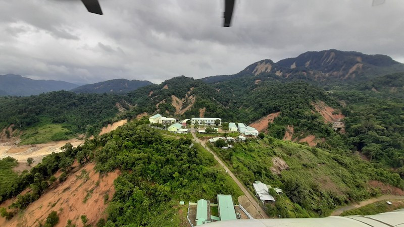 Hơn hai tấn lương thực, thực phẩm, thuốc men từ trực thăng thả xuống người dân xã Phước Thành và Phước Lộc