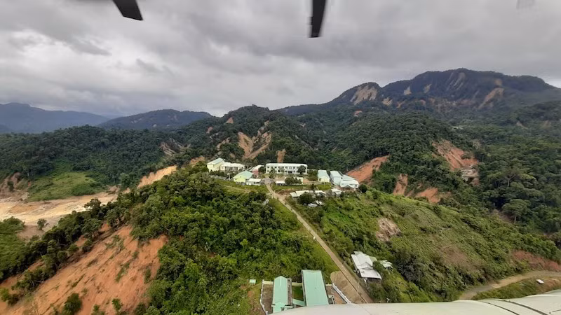 Hơn hai tấn lương thực, thực phẩm, thuốc men từ trực thăng thả xuống người dân xã Phước Thành và Phước Lộc