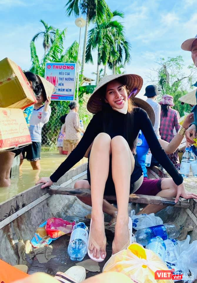 Thuỷ Tiên lặn lội mang tiền đi cứu trợ bà con vùng lũ (Ảnh: FBNV) Thuỷ Tiên lặn lội mang tiền đi cứu trợ bà con vùng lũ (Ảnh: FBNV)