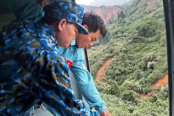 Lực lượng không quân chuyển hàng hóa để thả xuống cho người dân