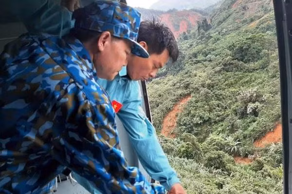 Lực lượng không quân chuyển hàng hóa để thả xuống cho người dân