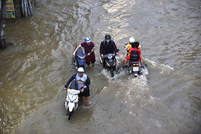 Triều cường mênh mông nhiều tuyến đường (Ảnh: Duyên Phan) Triều cường mênh mông nhiều tuyến đường (Ảnh: Duyên Phan)