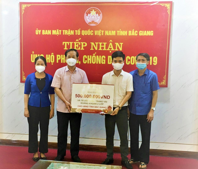 Tập đoàn BRG trao ủng hộ 500 triệu đồng và 10.000 khẩu trang vải kháng khuẩn cho UBND tỉnh Bắc Giang