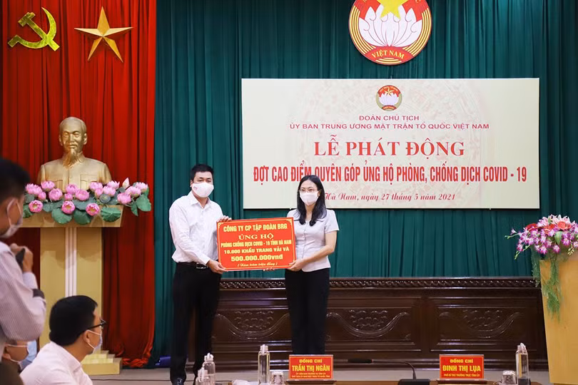Tập đoàn BRG trao ủng hộ 500 triệu đồng và 10.000 khẩu trang vải kháng khuẩn cho UBND tỉnh Hà Nam