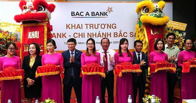 Các đại diện ngân hàng Bắc Á cắt băng khai trương chi nhánh Bắc Sài Gòn. Ảnh: Ngân hàng Bắc Á.