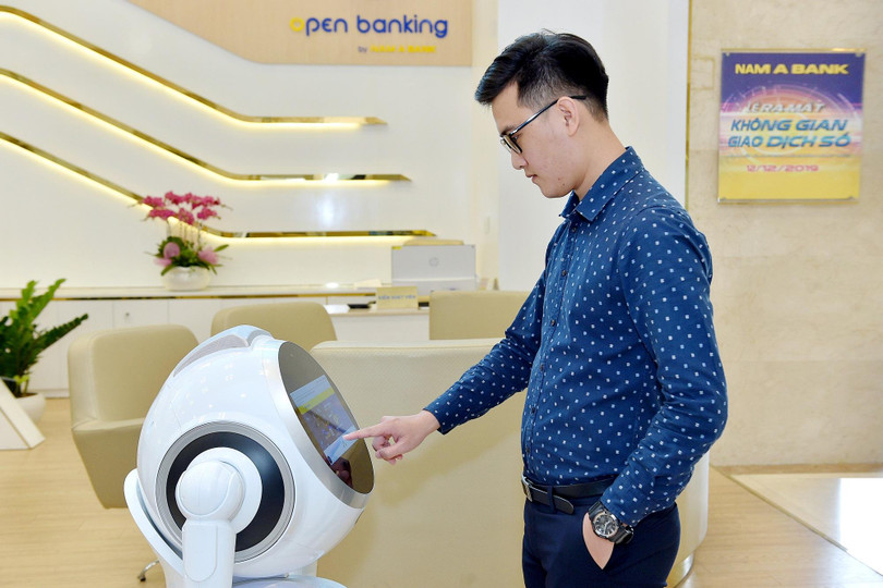 Robot OPBA chào đón khách hàng khi đến giao dịch tại Nam A Bank Robot OPBA chào đón khách hàng khi đến giao dịch tại Nam A Bank