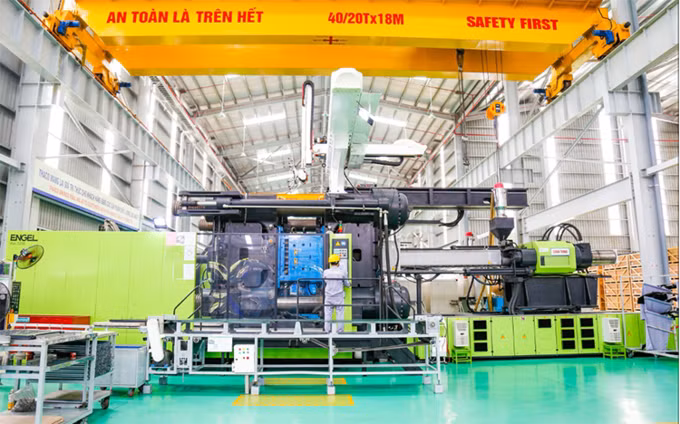 Máy ép nhựa 3.200 tấn trong nhà máy Thaco Auto.