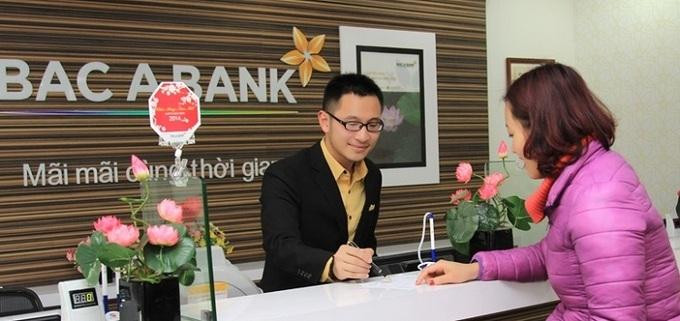 Nhân viên ngân hàng Bắc Á hướng dẫn chương trình cho khách hàng. Thông tin chi tiết khuyến mãi liên hệ chi nhánh, phòng giao dịch của nhà băng tại khu vực phía Nam. Hotline: 1800588828.