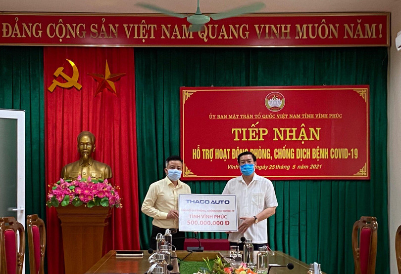 Ông Bùi Hữu Hưng – Phó Chủ tịch UBMTTQ tỉnh Vĩnh Phúc cho biết: “Toàn bộ số tiền trao tặng, chúng tôi sẽ dùng để mua vắc xin, cũng như những công việc cần thiết để góp phần ngăn chặn dịch bệnh, giúp người dân yên tâm lao động sản xuất”.