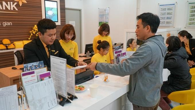 Khách hàng giao dịch trong ngày khai trương chi nhánh mới. Ảnh: Ngân hàng Bắc Á.