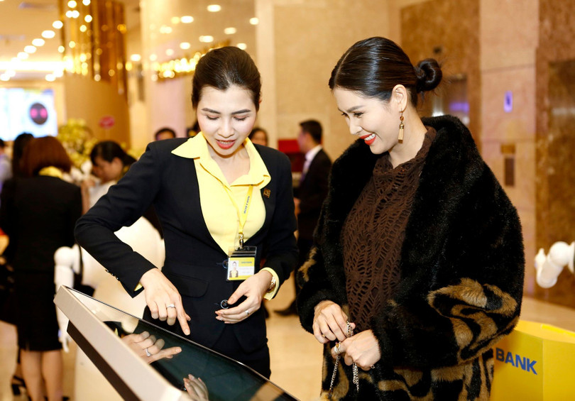 Khách hàng trải nghiệm sản phẩm ứng dụng công nghệ hiện đại tại Nam A Bank.