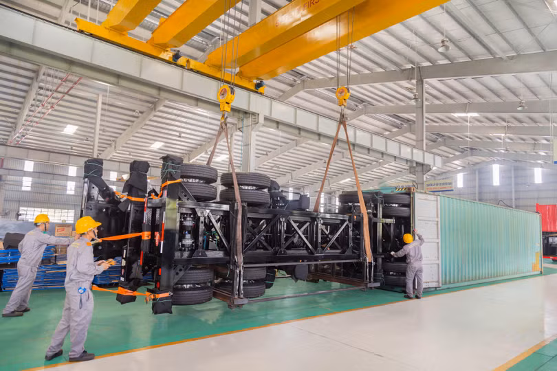 Đưa kiện SMRM vào container Đưa kiện SMRM vào container