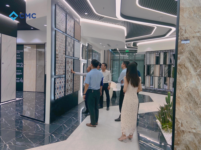 Người tiêu dùng được tư vấn và giới thiệu dòng sản phẩm mới được phát triển của CMC