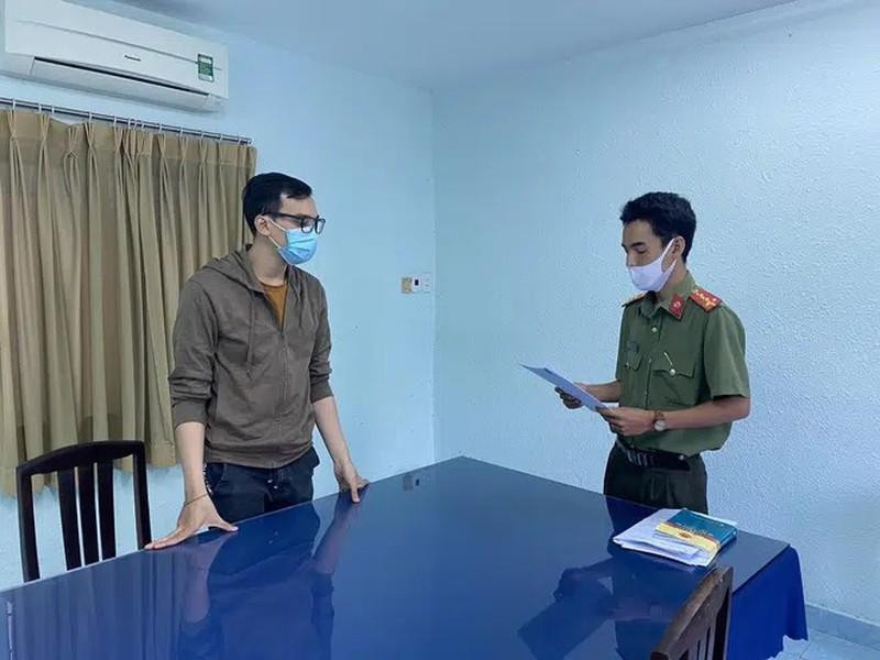 Công an tống đạt quyết định khởi tố bị can Dương Tấn Hậu (trái). Ảnh- CAHS