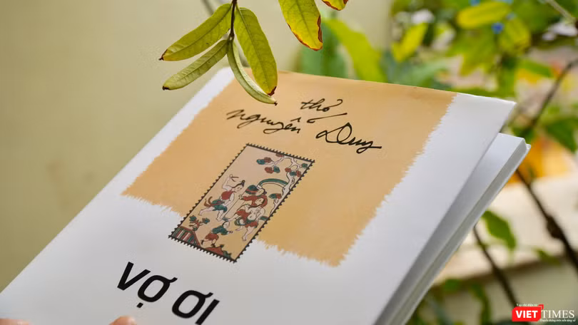 Bìa tập thơ "Vợ ơi" của nhà thơ Nguyễn Duy (Ảnh: Hòa Bình) 