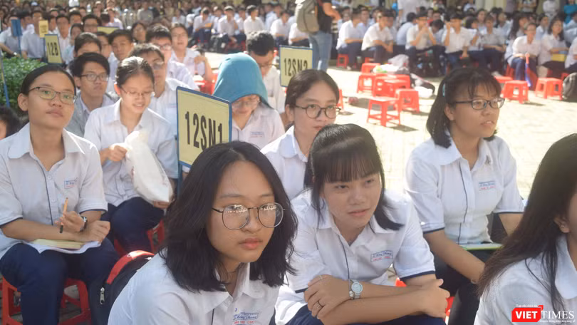 Học sinh trường THPT chuyên Lê Hồng Phong (Ảnh: Hòa Bình) 