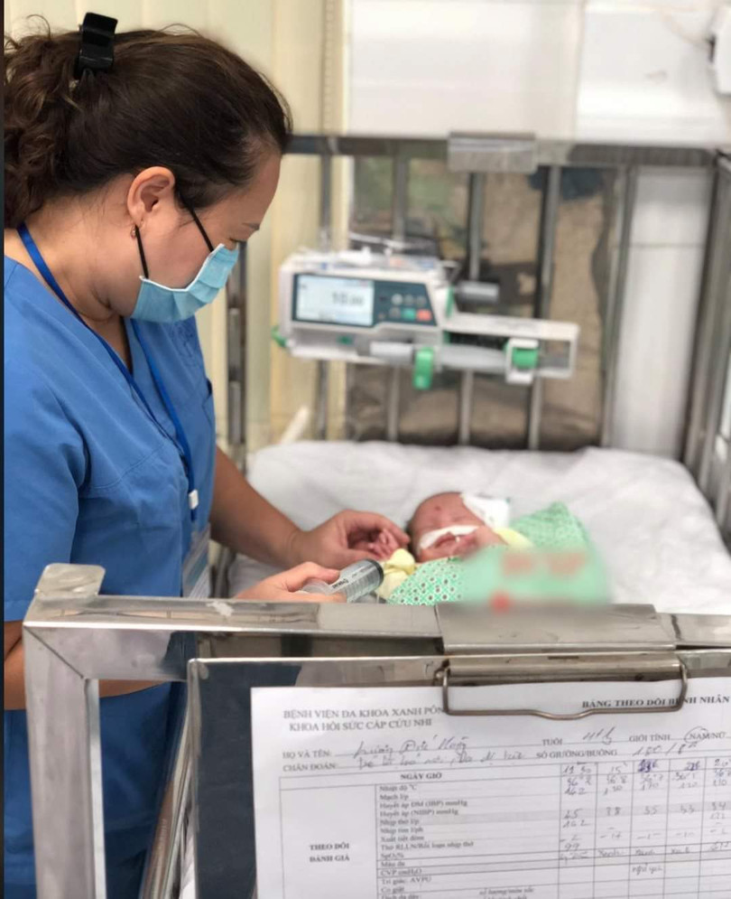 Bác sĩ chăm sóc cho bé trai 4 tháng tuổi bị mẹ bỏ rơi ở cổng chùa (Ảnh: BVCC) Bác sĩ chăm sóc cho bé trai 4 tháng tuổi bị mẹ bỏ rơi ở cổng chùa (Ảnh: BVCC)