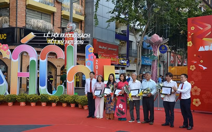 Lãnh đạo TP.HCM cắt băng khai mạc Lễ hội đường sách Tết Kỷ Hợi 2019