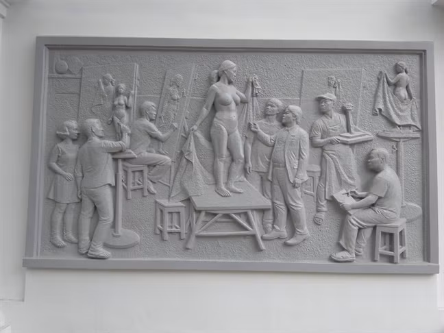 Bức phù điêu có hình ảnh trung tâm là thầy Hiệu trưởng Lê Văn Sửu - Ảnh: LQH