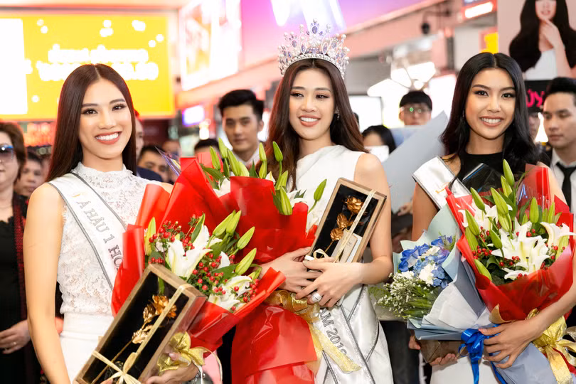Hoa hậu Khánh Vân, Á hậu Kim Duyên và Á hậu Thúy Vân đã trở về TP.HCM 