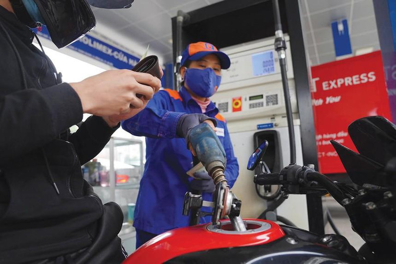 Giá xăng dầu tăng mạnh đã kéo giá nhiều mặt hàng đi lên. Ảnh: Dũng Minh Giá xăng dầu tăng mạnh đã kéo giá nhiều mặt hàng đi lên. Ảnh: Dũng Minh