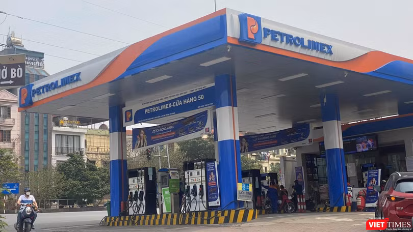 Giá xăng lập kỷ lục mới: 32.870 đồng/lít