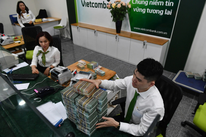Vietcombank và nhóm ngân hàng quốc doanh vẫn niêm yết lãi suất huy động khách hàng cá nhân dưới 6%/năm. Ảnh: Nam Khánh.