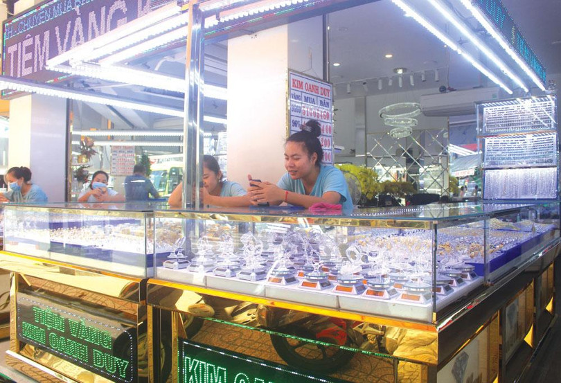 Nhu cầu về vàng giảm mạnh đến mức nó trở thành kênh đầu tư lép vế so với tiền đồng, chứng khoán và đặc biệt là bất động sản. Ảnh: LÊ VŨ