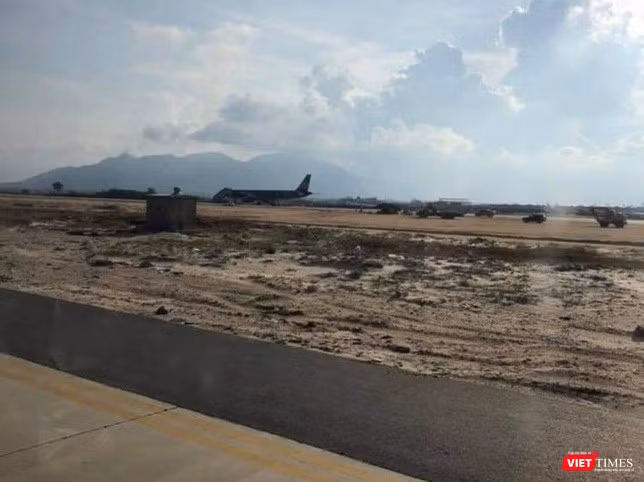 Tàu bay VN7344 nằm trên đường băng đang xây dựng. (Ảnh: VT)