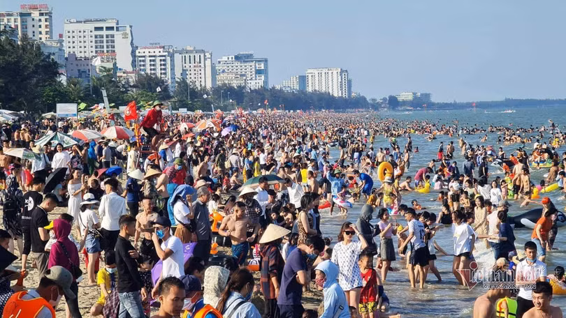 Bãi biển Vũng Tàu rất đông du khách về vui chơi trong dịp nghỉ lễ - Ảnh: VNN