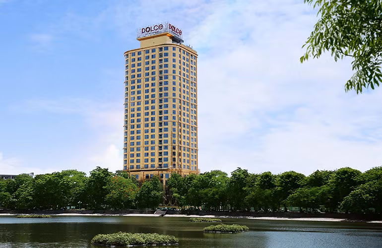 Khách sạn Dolce by Wyndham Hanoi Golden Lake bên hồ Giảng Võ, Ba Đình, Hà Nội