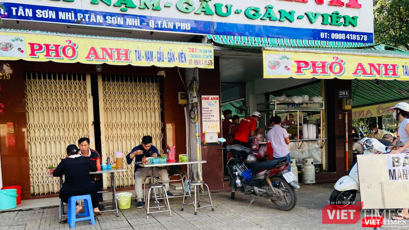 Một quán bún phở ngoài trời ở quận Tân Phú