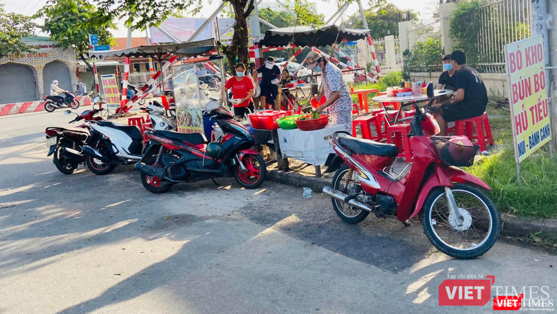 Quán bò kho, bún bò, hủ tiếu... bán ngoài trời đắt hàng