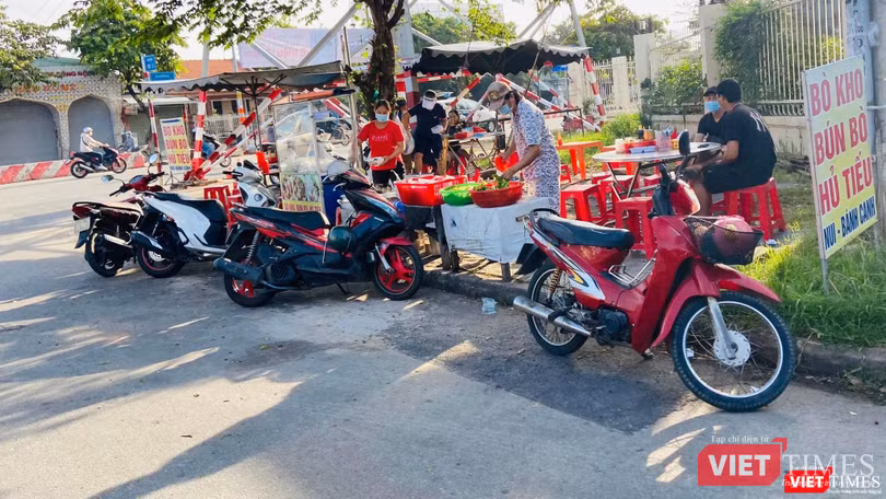 Quán bò kho, bún bò, hủ tiếu... bán ngoài trời đắt hàng Quán bò kho, bún bò, hủ tiếu... bán ngoài trời đắt hàng