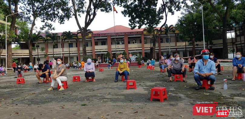 Phụ huynh TP Thủ Đức chờ đón con đi tiêm ngừa COVID-19