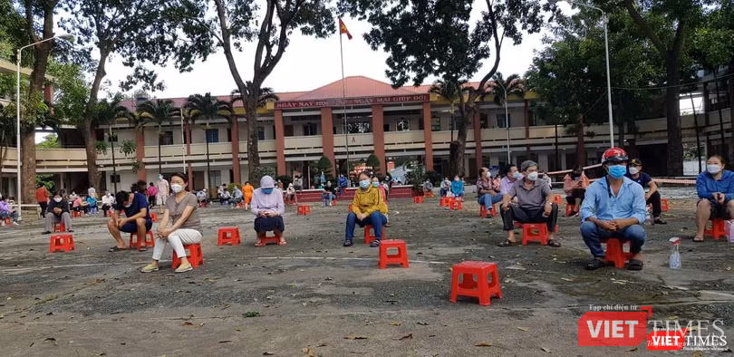 Phụ huynh TP Thủ Đức chờ đón con đi tiêm ngừa COVID-19