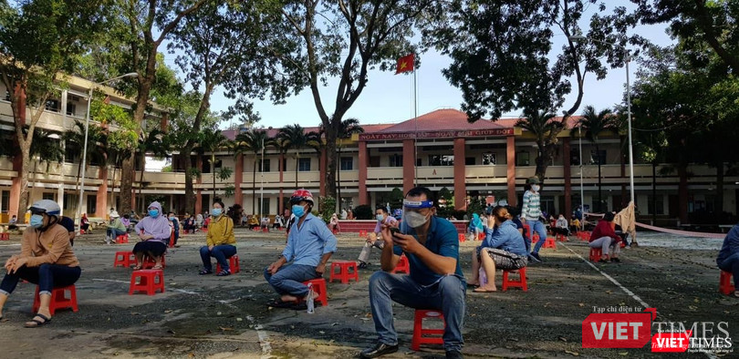 Khu vực giãn cách để phụ huynh TP Thủ Đức chờ con tiêm ngừa COVID-19. Ảnh: Hoà Bình