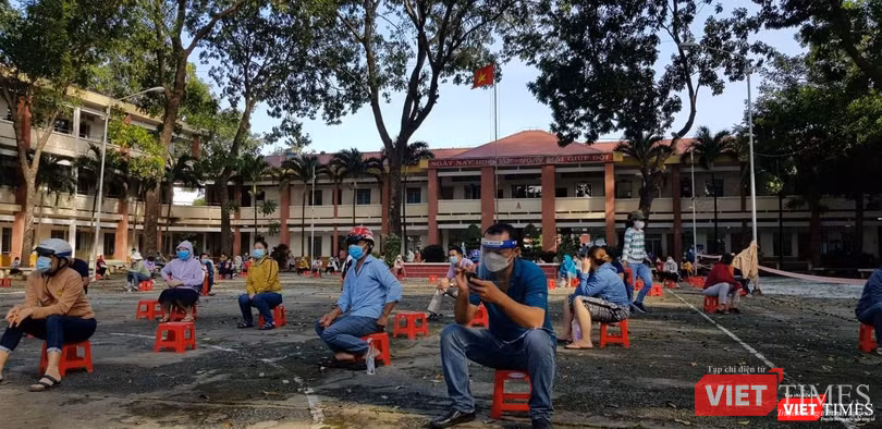 Khu vực giãn cách để phụ huynh TP Thủ Đức chờ con tiêm ngừa COVID-19. Ảnh: Hoà Bình